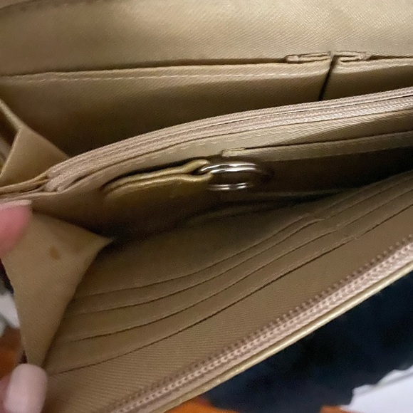 Vintage gold bag with long strap. - Picture 3 of 7